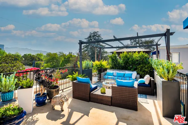 $1,399,000 | 10437 Moorpark Street, Toluca Lake, CA 91602