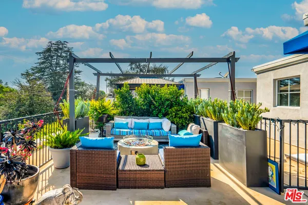 $1,399,000 | 10437 Moorpark Street, Toluca Lake, CA 91602