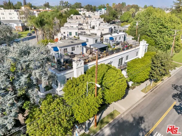 $1,399,000 | 10437 Moorpark Street, Toluca Lake, CA 91602