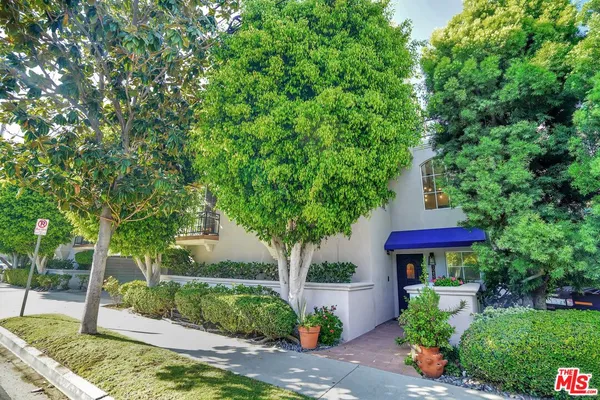 $1,399,000 | 10437 Moorpark Street, Toluca Lake, CA 91602