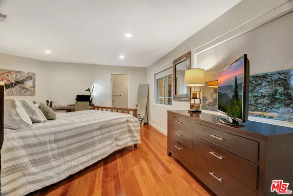 $1,399,000 | 10437 Moorpark Street, Toluca Lake, CA 91602