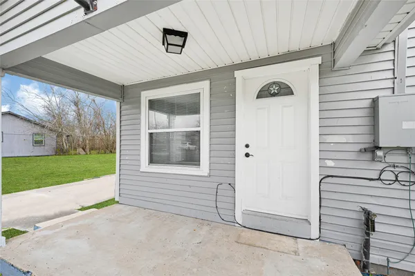 a view of an house with porch and garden