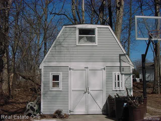 1055 Runyon Road Rochester, MI 48306 - Photo 16 of 18 Shed