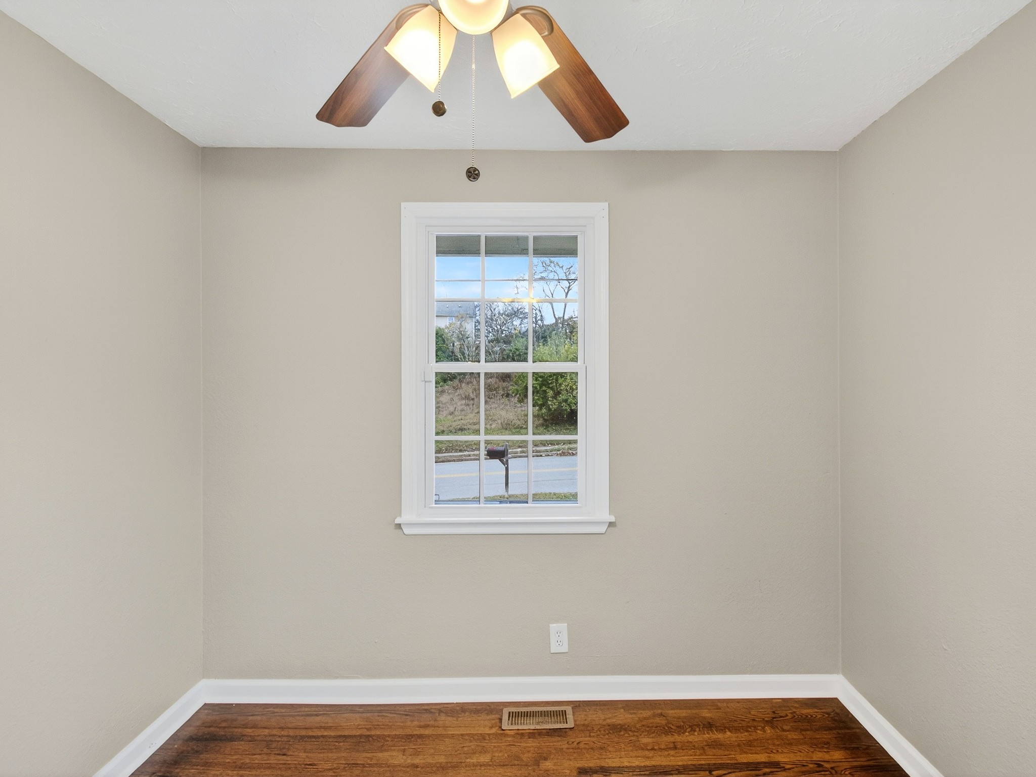 2509 Old Matthews Road Nashville, TN 37207 - Photo 28 of 45 an empty room with a window