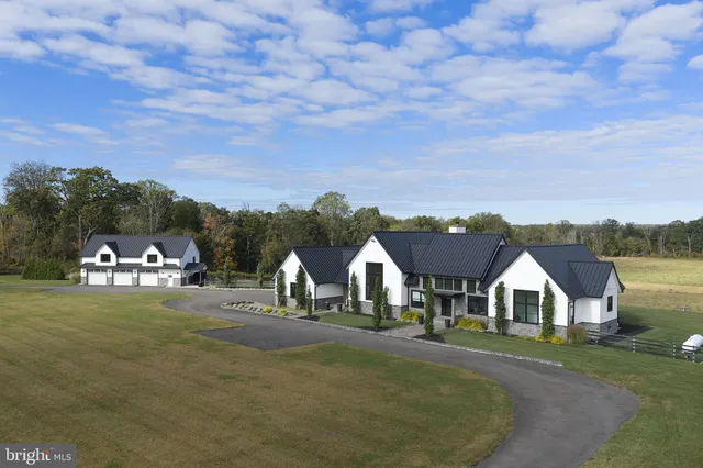 a view of an house with backyard and garden