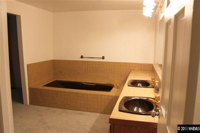 4215 Lakeside Drive Reno, NV 89509 - Photo 13 of 13 a utility room with dryer and washer
