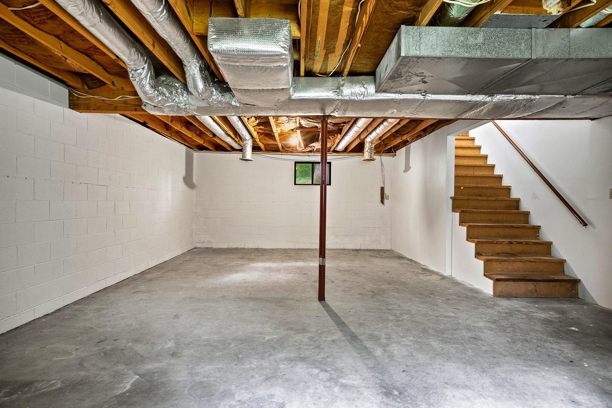 916 Gamble Drive Heiskell, TN 37754 - Photo 21 of 29 a view of a indoor garage