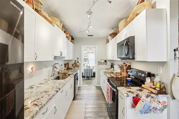 a kitchen that has a lot of cabinets in it