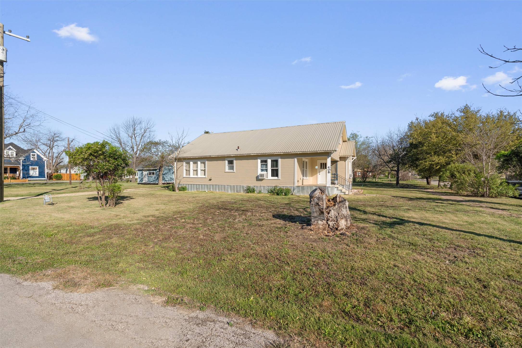 408 South Gabriel Street Granger, TX 76530 - Photo 25 of 29 a swimming pool with outdoor seating and yard
