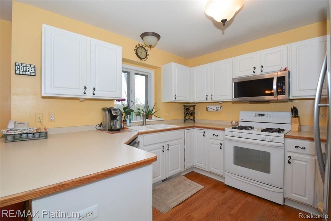 7129 West Ridge Drive Brighton, MI 48116 - Photo 2 of 25 DSC_5623.jpg