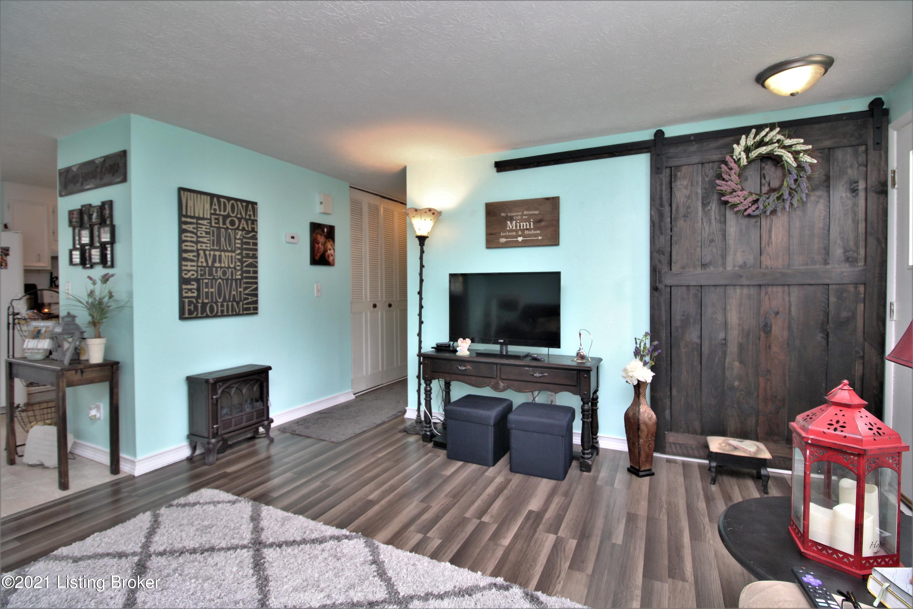 8306 Roseborough Road Louisville, KY 40228 - Photo 4 of 27 Living Room