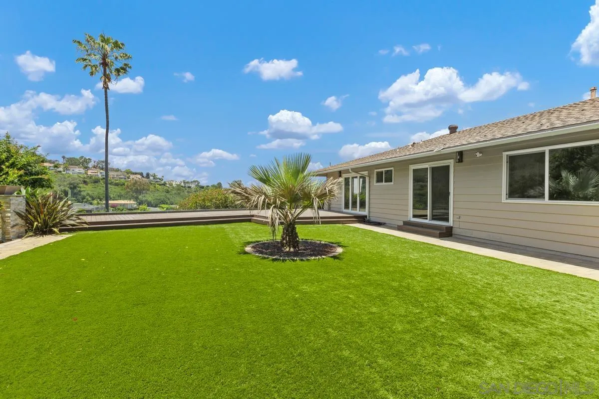 7246 Rue De Roark La Jolla, CA 92037 - Photo 3 of 11