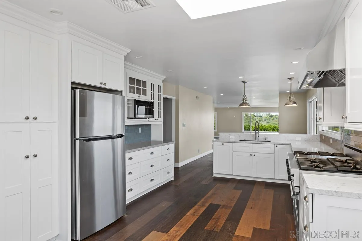 7246 Rue De Roark La Jolla, CA 92037 - Photo 8 of 11