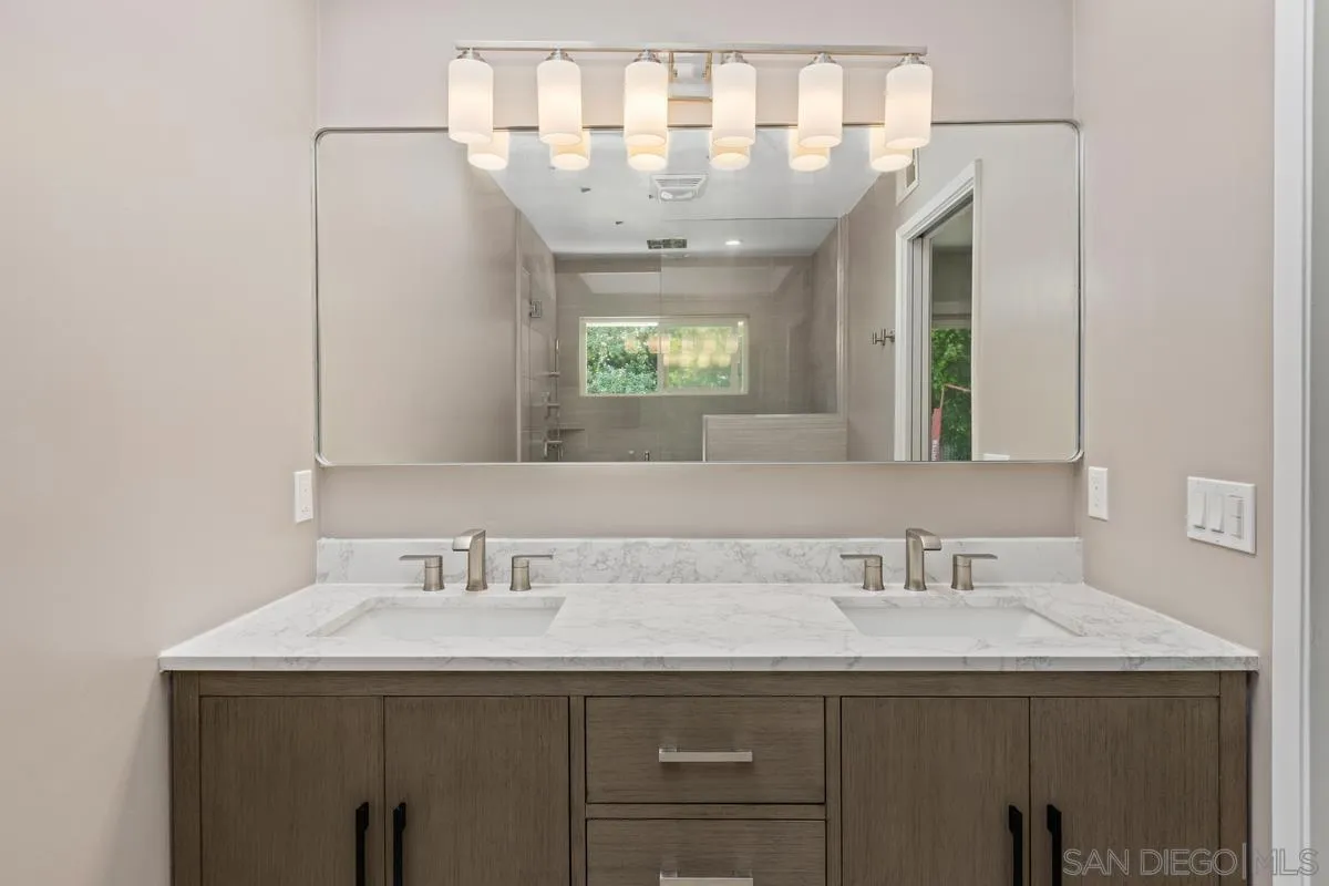 7246 Rue De Roark La Jolla, CA 92037 - Photo 9 of 11