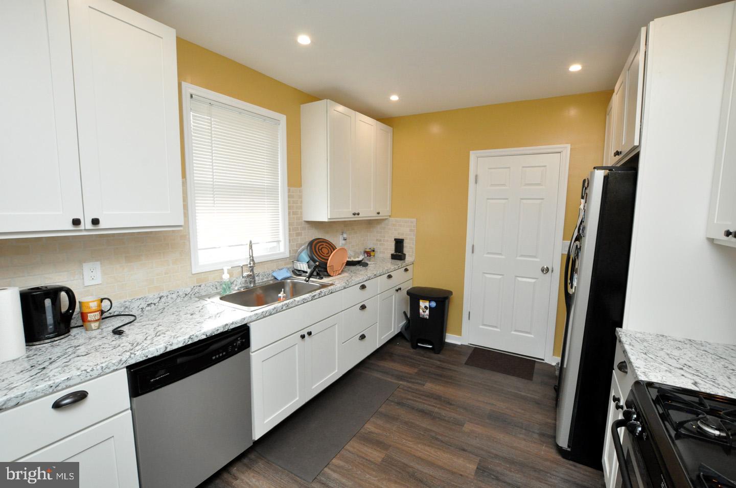 406 Neck Road Burlington, NJ 08016 - Photo 6 of 25 Kitchen