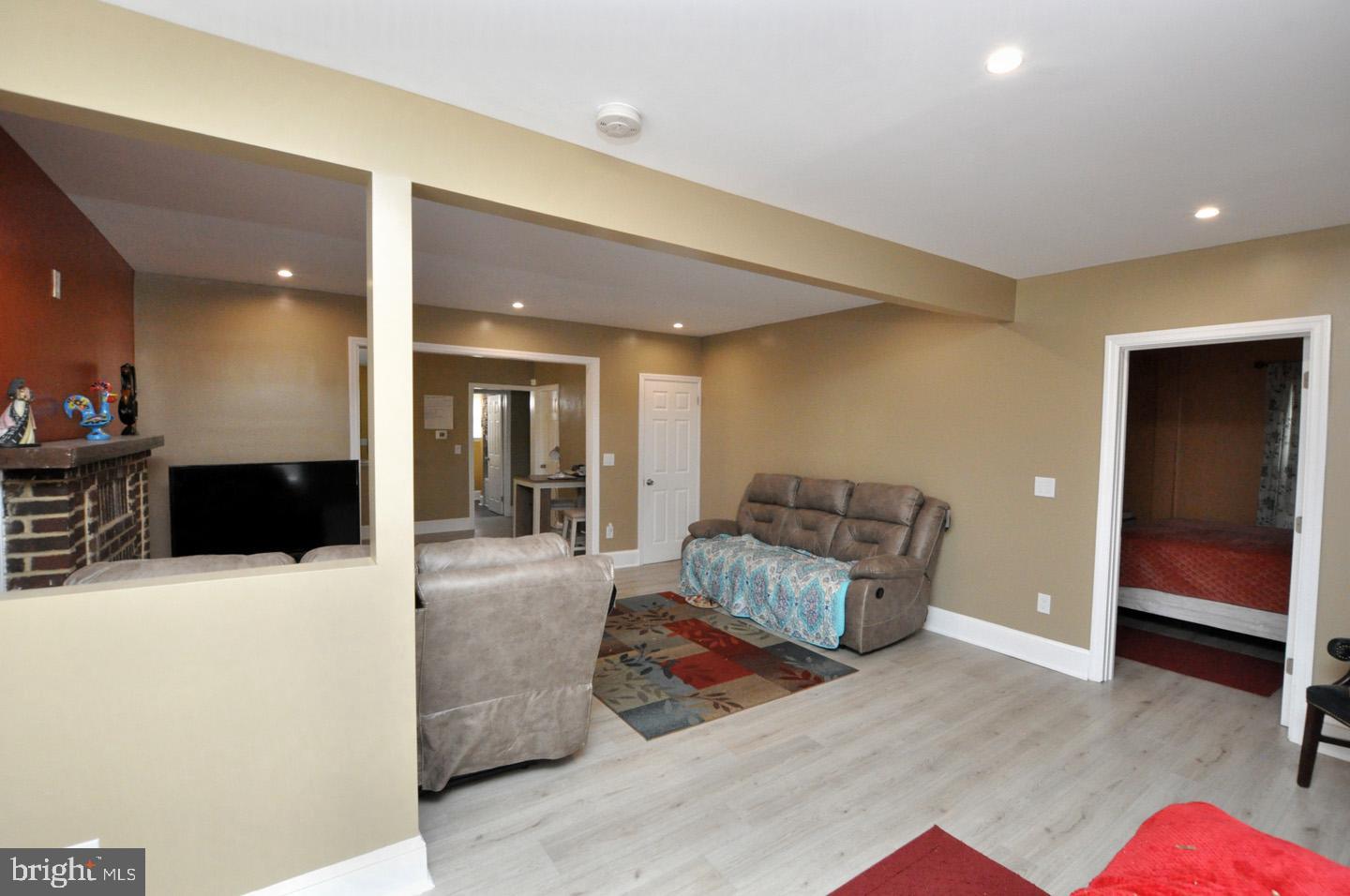 406 Neck Road Burlington, NJ 08016 - Photo 7 of 25 Living Room