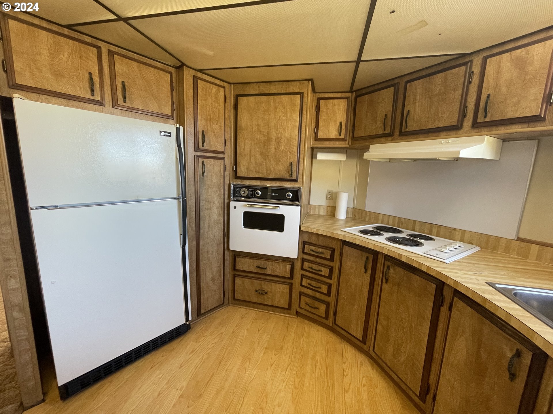 85566 Maple Street Florence, OR 97439 - Photo 8 of 23 Kitchen