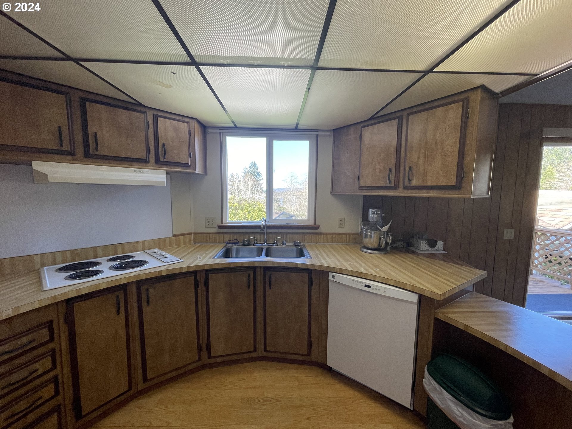 85566 Maple Street Florence, OR 97439 - Photo 9 of 23 Kitchen