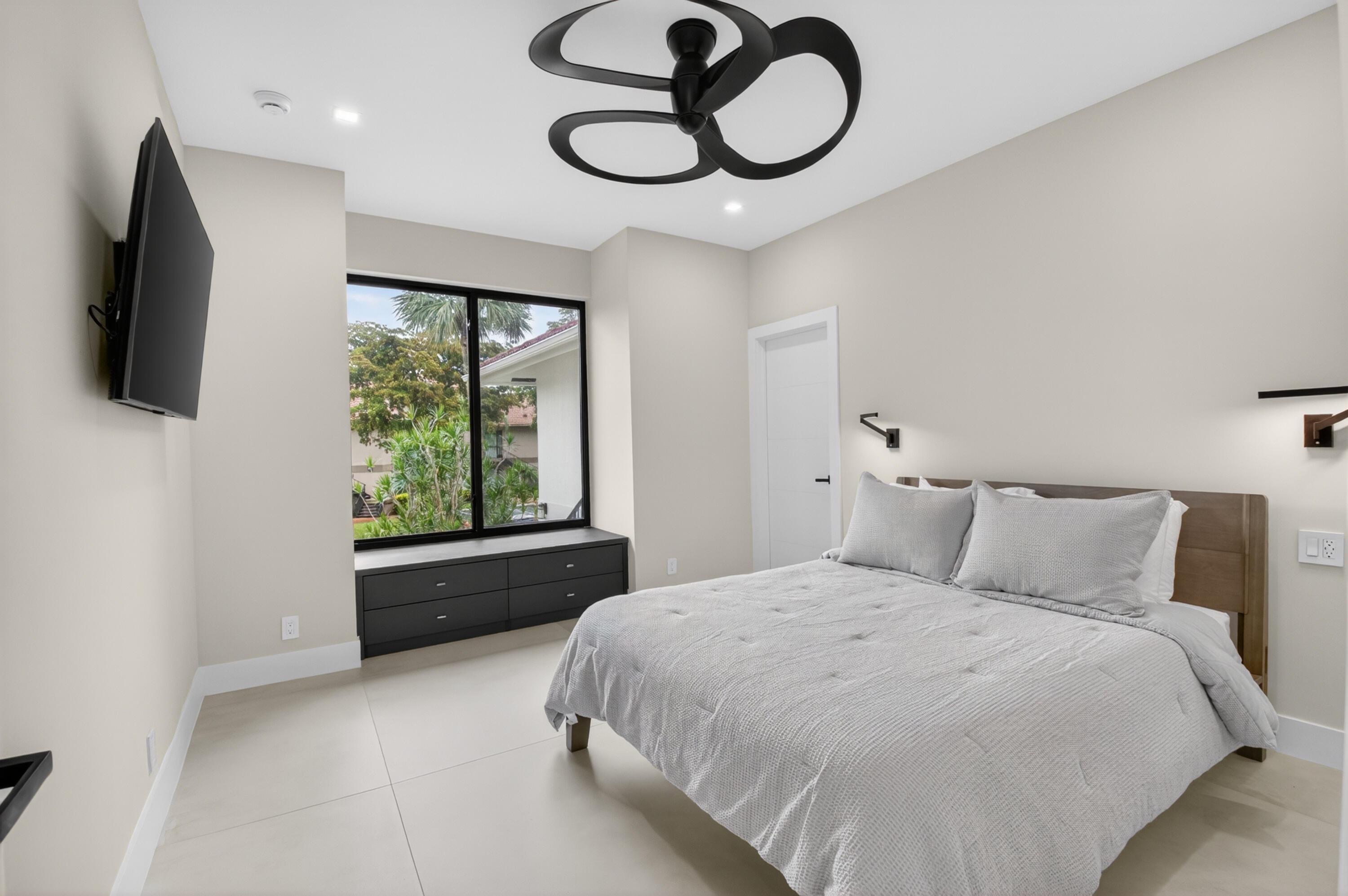 19221 Sabal Lake Drive, Unit 5124 Boca Raton, FL 33434 - Photo 33 of 98 a bedroom with a bed and a flat tv screen