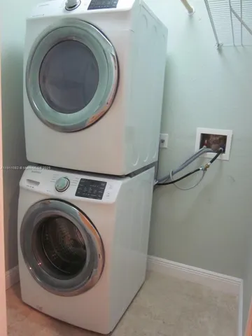 a close up view of a washer and dryer