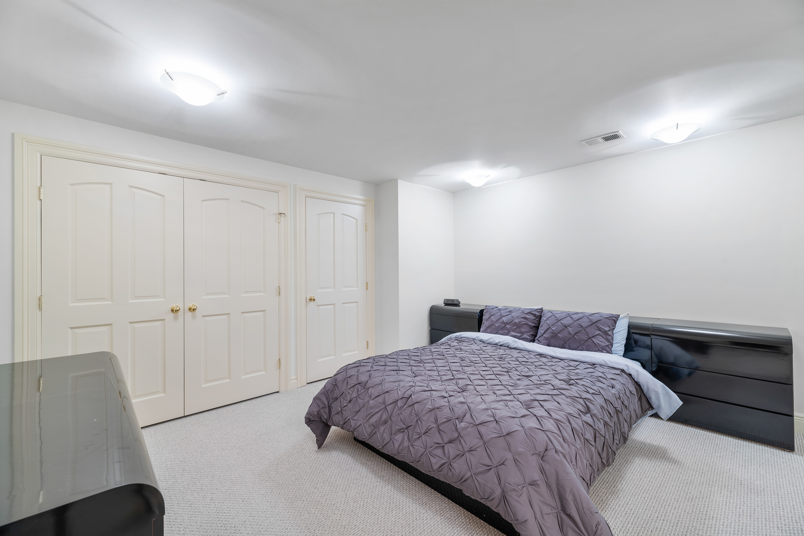 130 Maple Hill Road Glencoe, IL 60022 - Photo 44 of 54 a bedroom with a bed and a chair