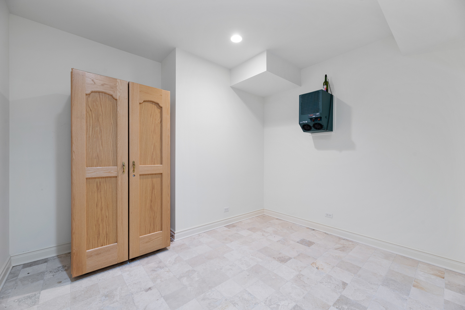 130 Maple Hill Road Glencoe, IL 60022 - Photo 46 of 54 an empty room with a bathroom