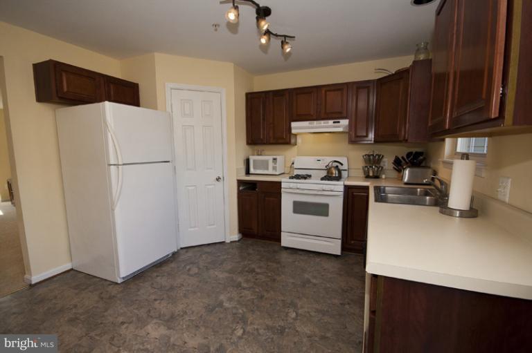 6507 Ridgeborne Drive Rosedale, MD 21237 - Photo 8 of 26 Kitchen