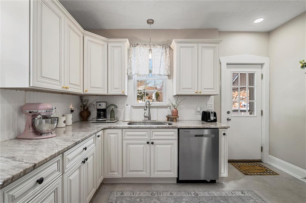 120 Case Avenue Sharon, PA 16146 - Photo 10 of 33