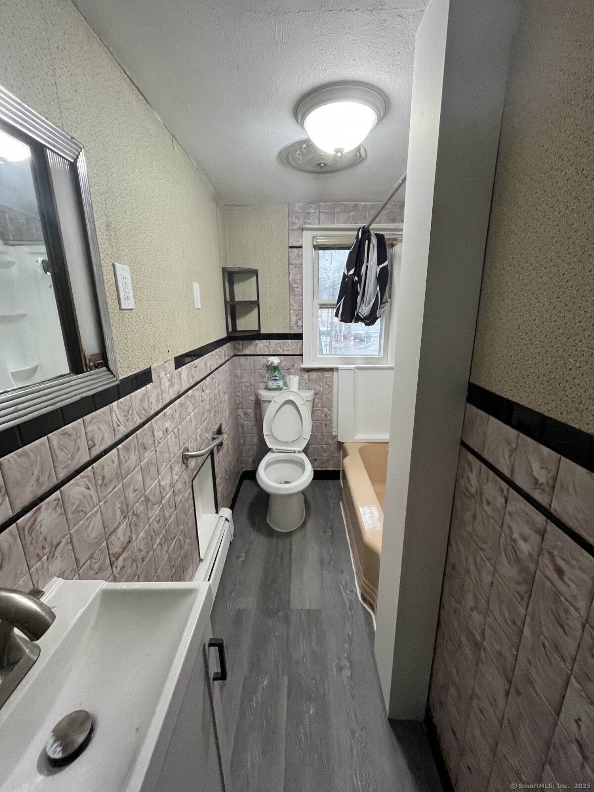 8 Burnham Street, Unit 2A Plymouth, CT 06786 - Photo 6 of 13 a view of living room washer and dryer