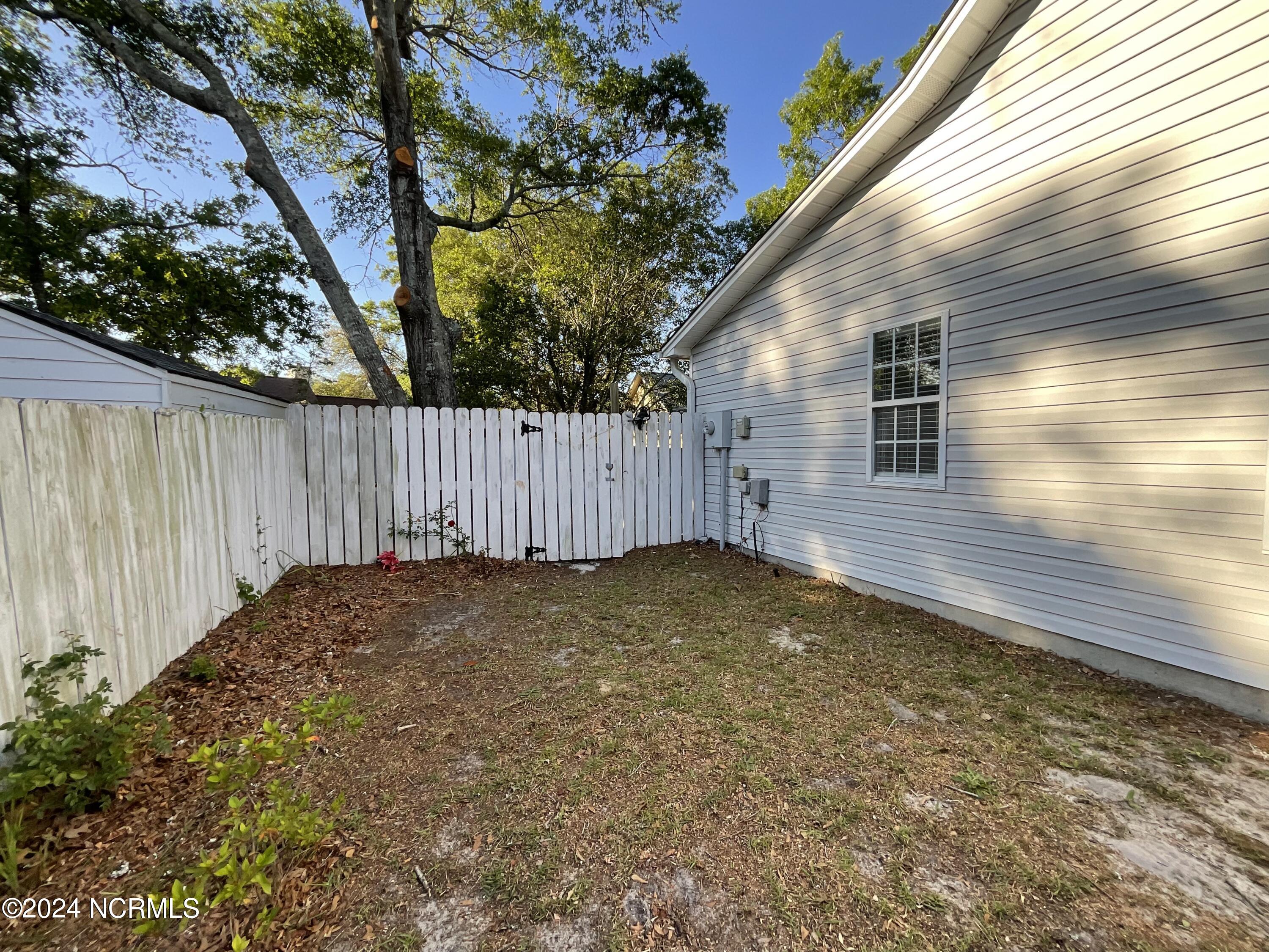 1405 Faulkenberry Road Wilmington, NC 28409 - Photo 17 of 29 Side yard gardens