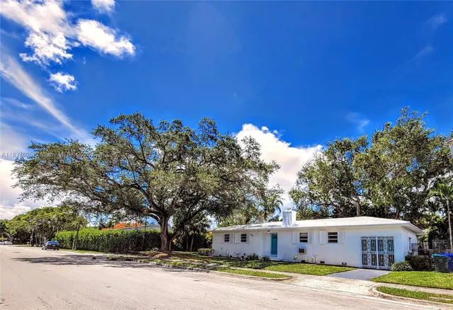 a view of a house with a big yard