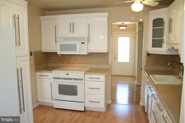 6021 Craft Road Alexandria, VA 22310 - Photo 21 of 30 a kitchen with a stove oven and a sink