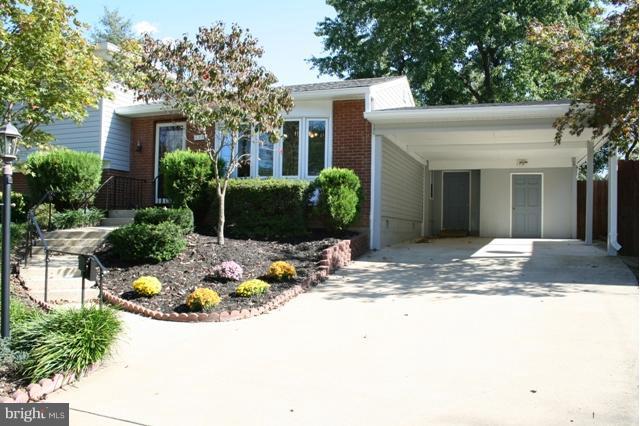 6021 Craft Road Alexandria, VA 22310 - Photo 25 of 30 a view of a house with backyard and sitting area