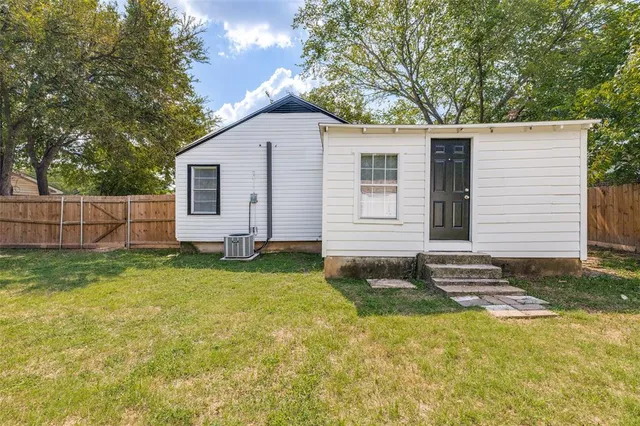 $229,999 | 217 Ridgeway Avenue, Azle, TX 76020