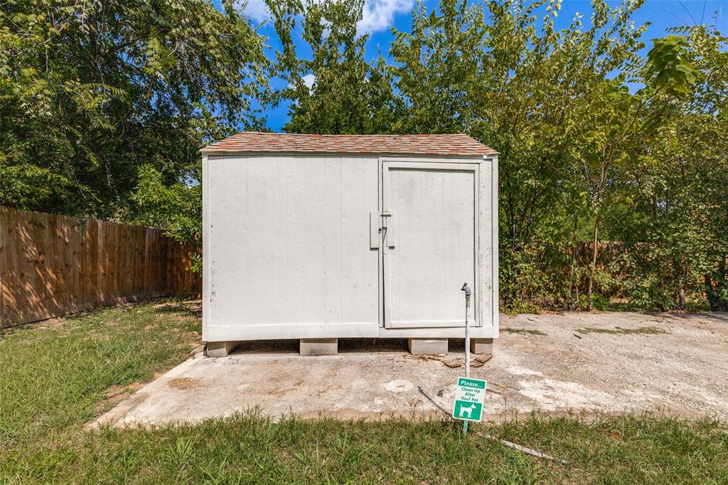 217 Ridgeway Avenue Azle, TX 76020 - Photo 23 of 27 a backyard of a house