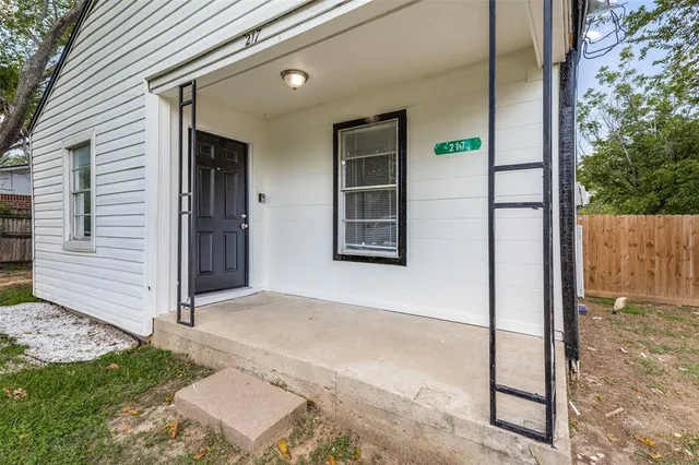 $229,999 | 217 Ridgeway Avenue, Azle, TX 76020
