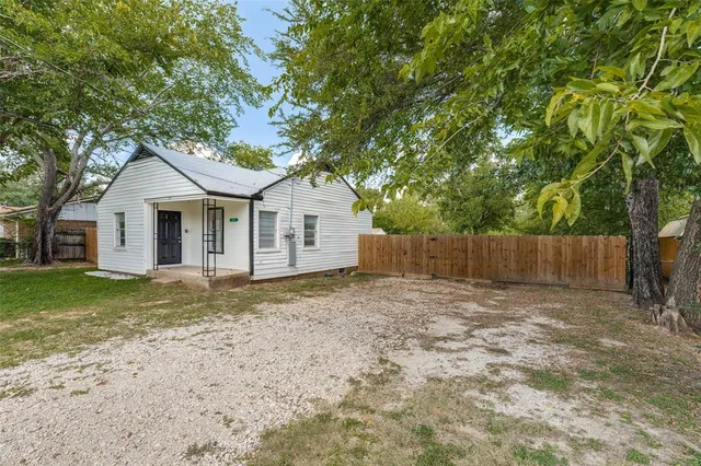$229,999 | 217 Ridgeway Avenue, Azle, TX 76020