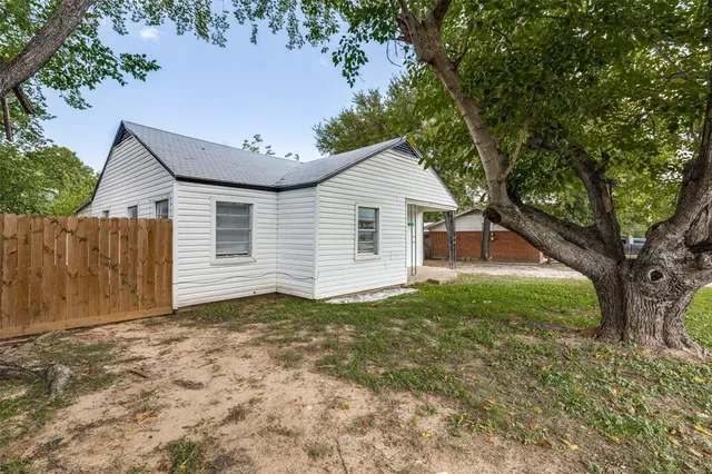 $229,999 | 217 Ridgeway Avenue, Azle, TX 76020