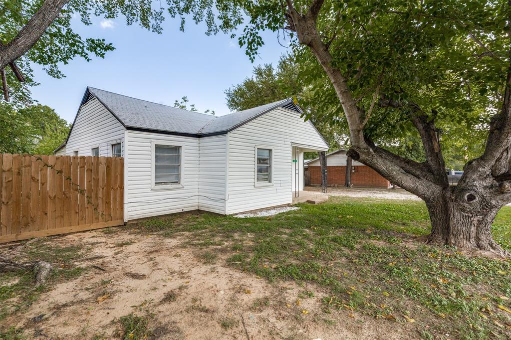 217 Ridgeway Avenue Azle, TX 76020 - Photo 5 of 27 a view of a house with a yard
