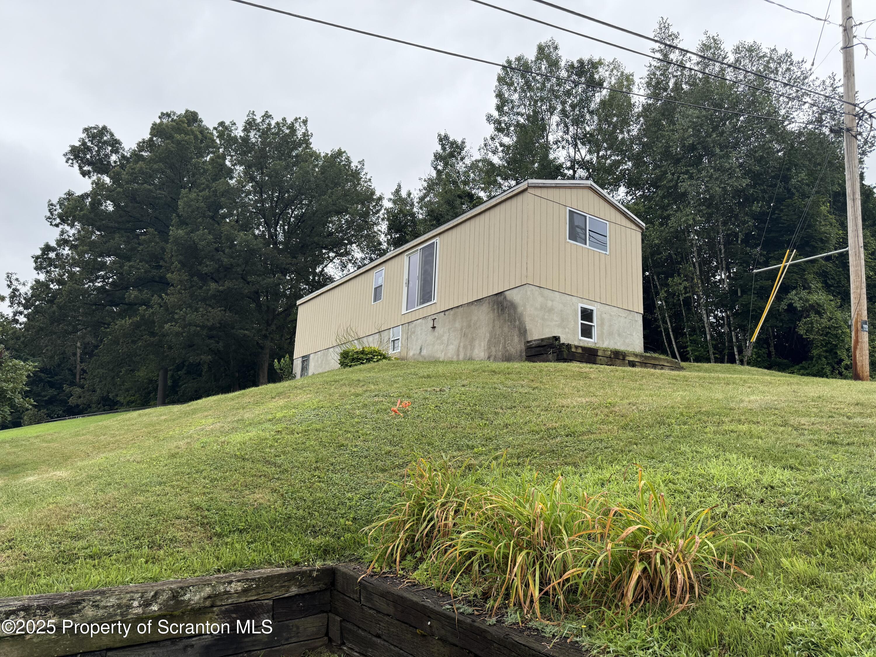 a view of a back yard