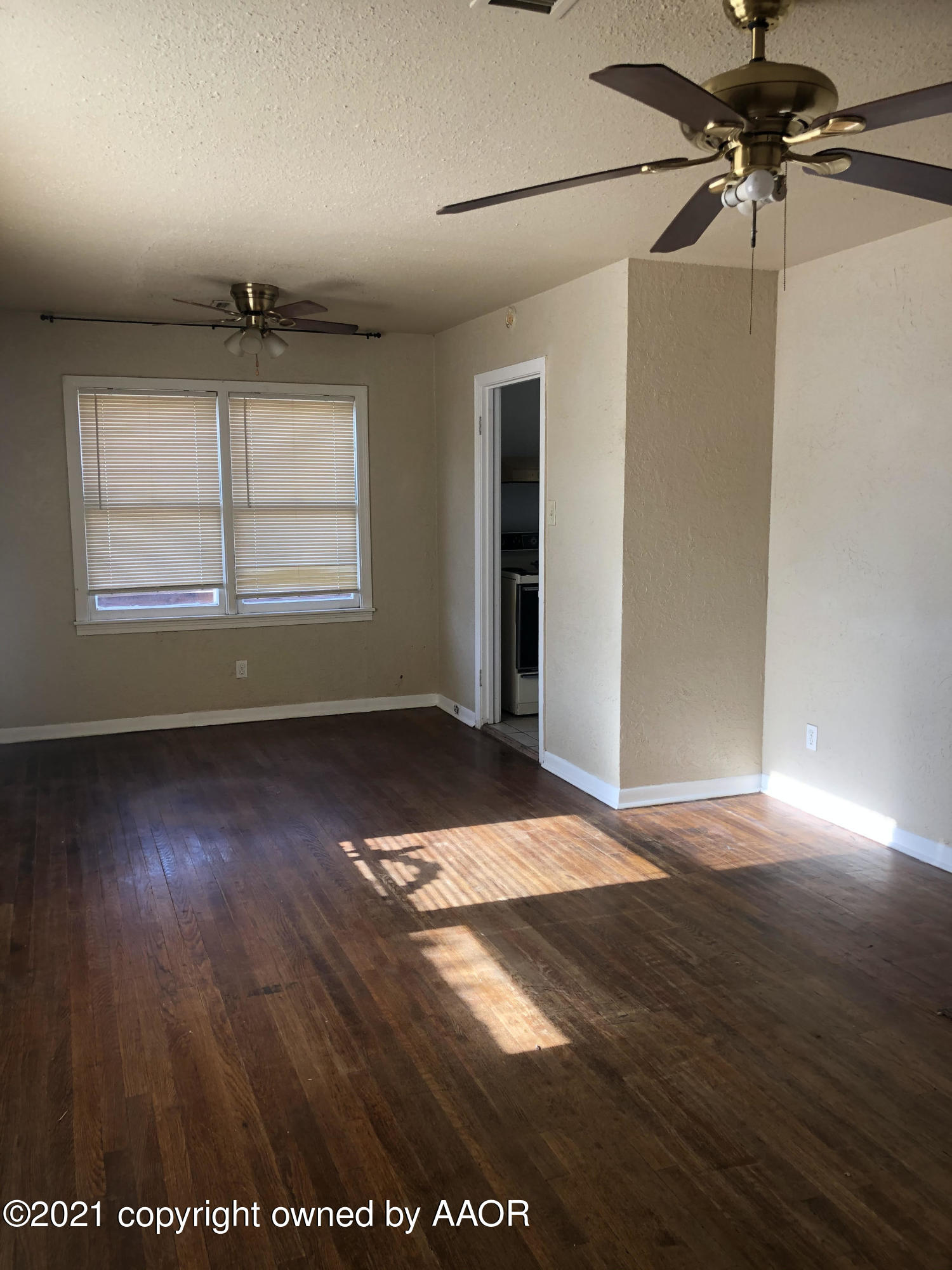 4201 South Washington Street Amarillo, TX 79110 - Photo 3 of 15 4201 living room