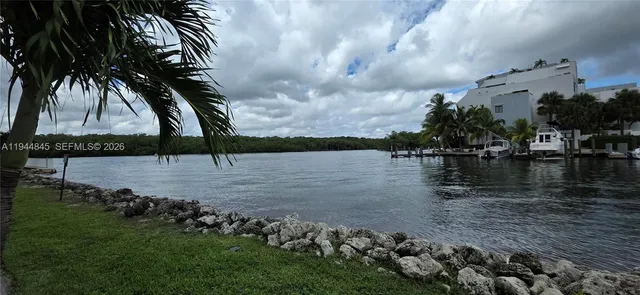 a view of a fountain in front of a building