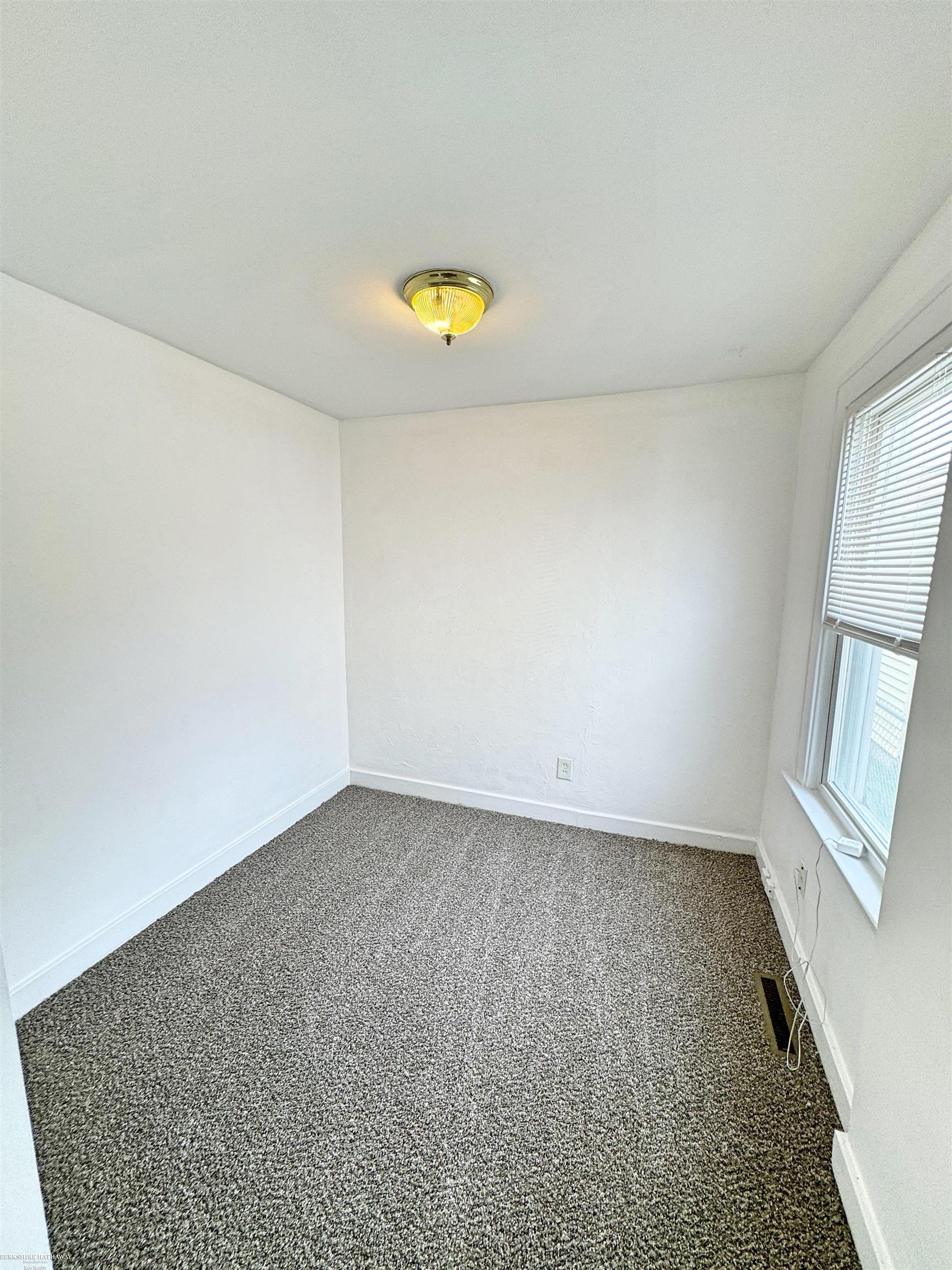 22141 Cushing Avenue Eastpointe, MI 48021 - Photo 12 of 21