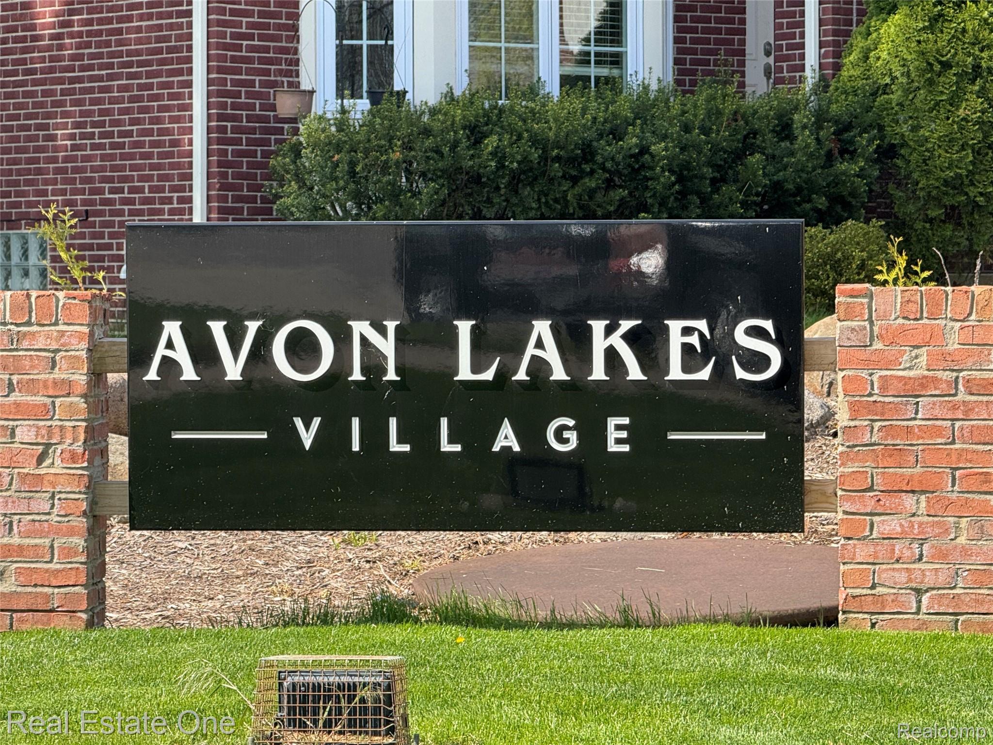 1668 South Shore Drive Rochester, MI 48307 - Photo 3 of 27 View of community / neighborhood sign
