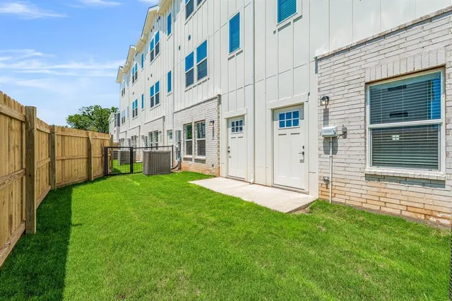 a view of a house with backyard and garden