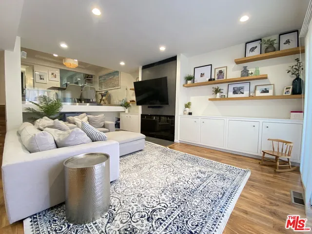 $6,300 | 4760 La Villa Marina, Unit C, Venice, CA 90292