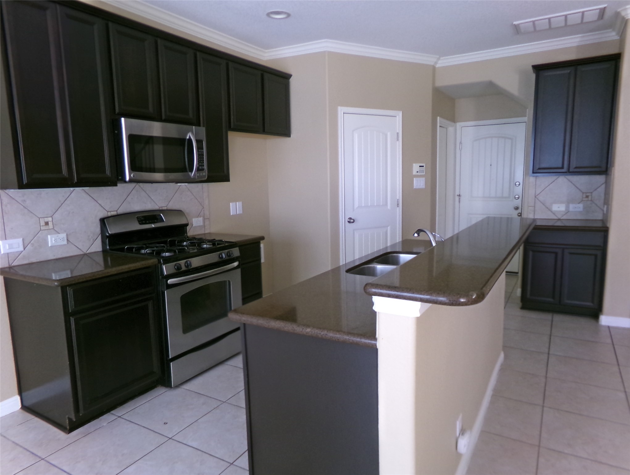 14001 Avery Ranch Boulevard, Unit 2103 Austin, TX 78717 - Photo 7 of 21 a kitchen with a stove and a microwave