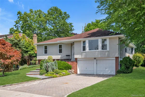 $1,688,000 | 19 Carriage Road, Roslyn, NY 11576