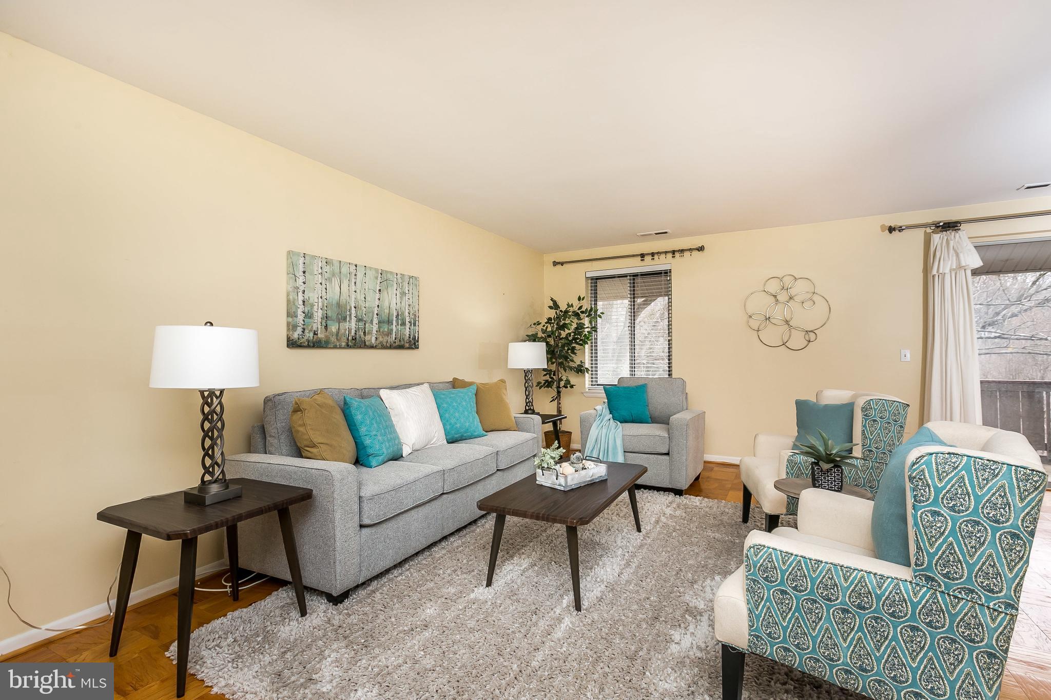 114 Cross Keys Road, Unit R114E Baltimore, MD 21210 - Photo 5 of 33 a living room with furniture and a lamp