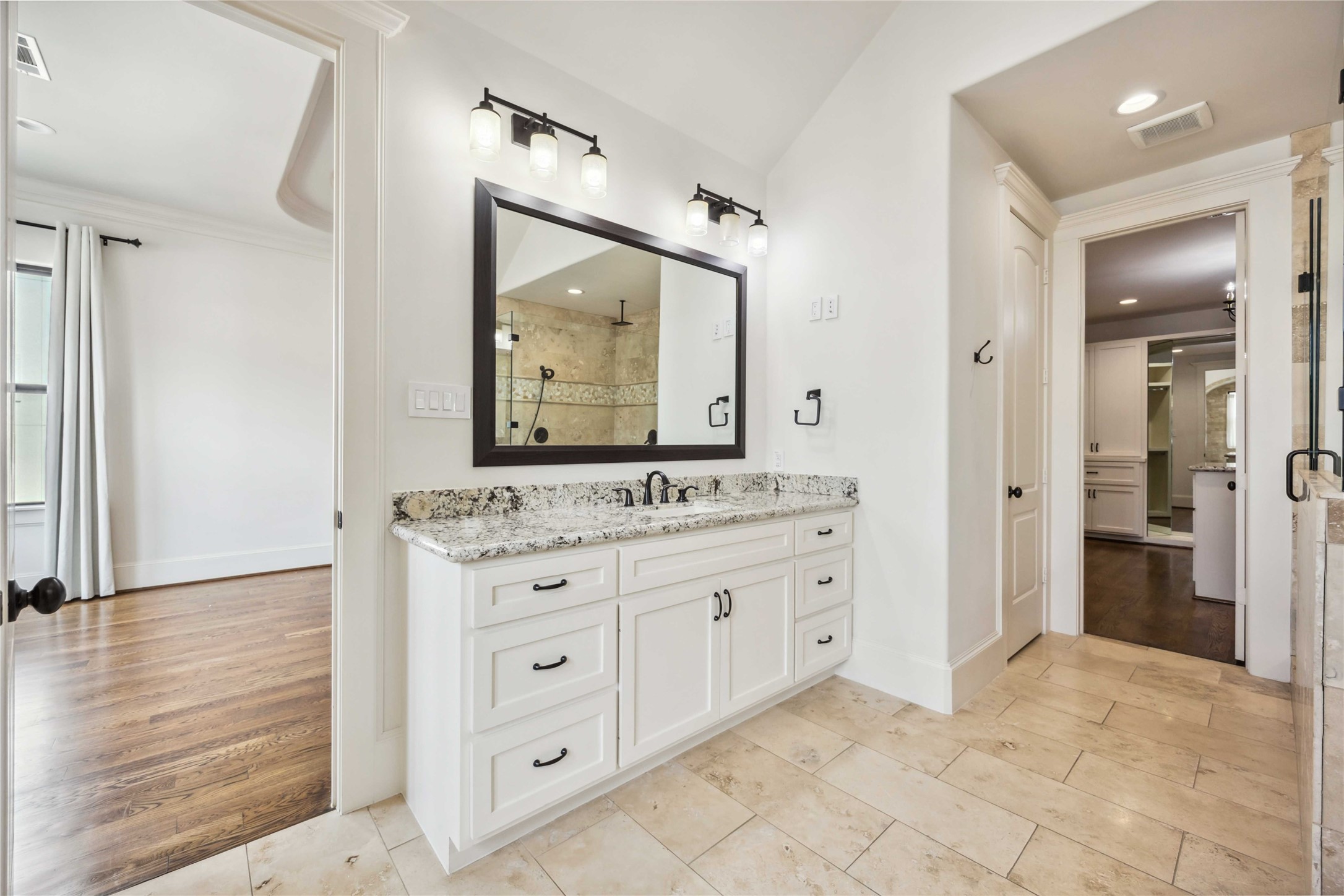 215 Malone Street Houston, TX 77007 - Photo 25 of 48 Primary Bathroom